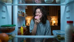 „Spätabendlicher Heißhunger“: 7 gesunde Snacks vor dem Schlafengehen