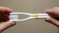 Binden Sie zwei alte Zahnbürsten zusammen – Putzen wird viel leichter